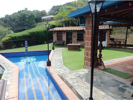 ﻣﻨﺰﻝ ﺭﻳﻔﻲ/ ﺑﻴﺖ ﻤﺰﺭﻋﺔ ﻓﻲ Copacabana, Departamento de Antioquia