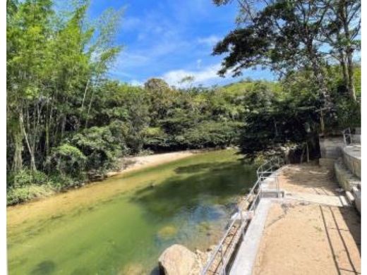 ﻣﻨﺰﻝ ﺭﻳﻔﻲ/ ﺑﻴﺖ ﻤﺰﺭﻋﺔ ﻓﻲ San Rafael, Necoclí