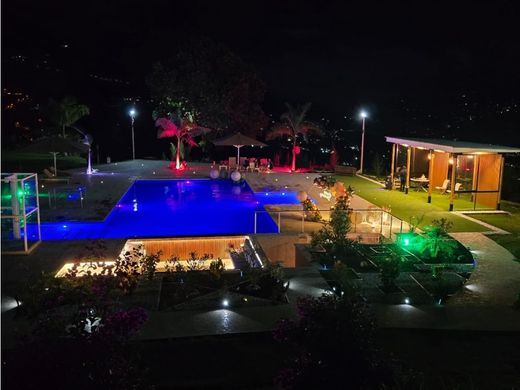 ﻣﻨﺰﻝ ﺭﻳﻔﻲ/ ﺑﻴﺖ ﻤﺰﺭﻋﺔ ﻓﻲ Copacabana, Departamento de Antioquia