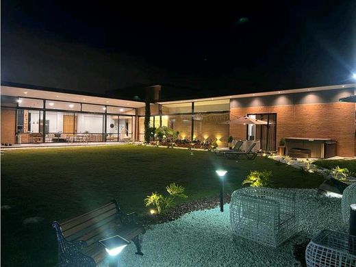 منزل ﻓﻲ Envigado, Departamento de Antioquia