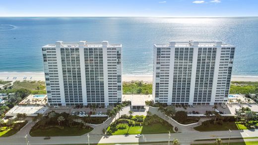 Residential complexes in Boca Raton, Palm Beach
