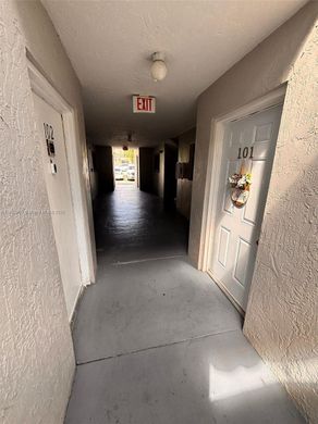 مجمع شقق ﻓﻲ Hialeah, Miami-Dade County