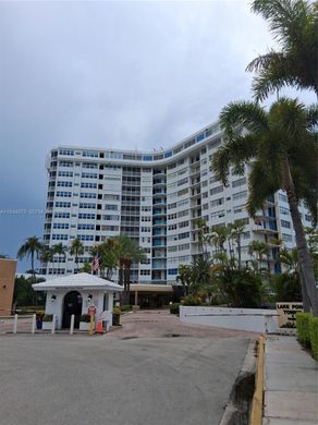 Residential complexes in Hallandale, Broward County