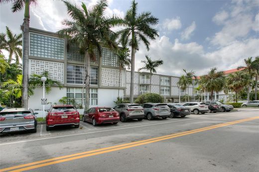 Residential complexes in Bay Harbor Islands, Miami-Dade