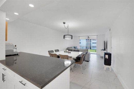 公寓楼  Pembroke Pines, Broward County