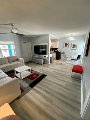 Residential complexes in Lauderdale by the sea, Broward County