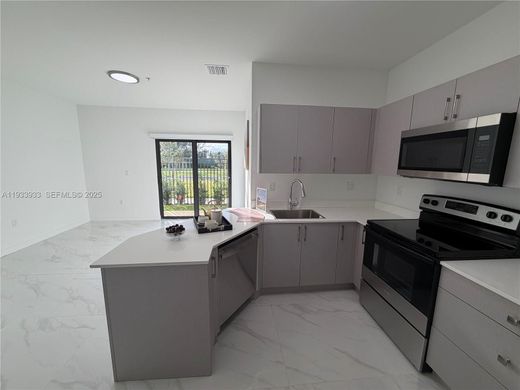 Жилой комплекс, Hialeah, Miami-Dade County
