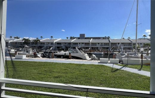 North Miami Beach, Miami-Dade Countyのアパートメント・コンプレックス