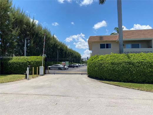 Residential complexes in Palmetto Bay, Miami-Dade