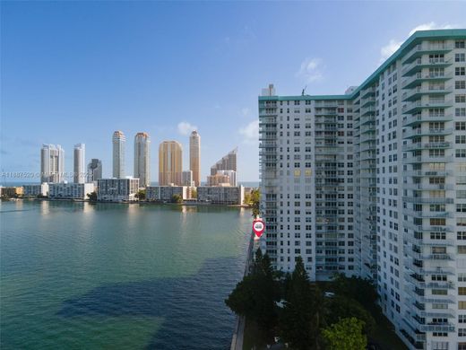 Sunny Isles Beach, Miami-Dade Countyのアパートメント・コンプレックス