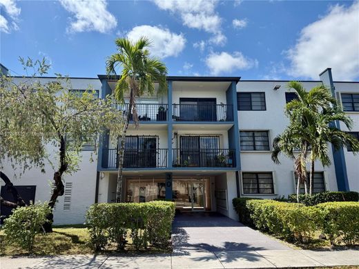 ハイアリア, Miami-Dade Countyのアパートメント・コンプレックス