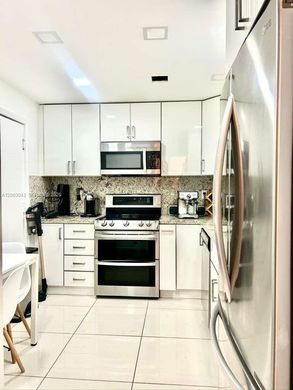 Wohnkomplexe in Bay Harbor Islands, Miami-Dade County