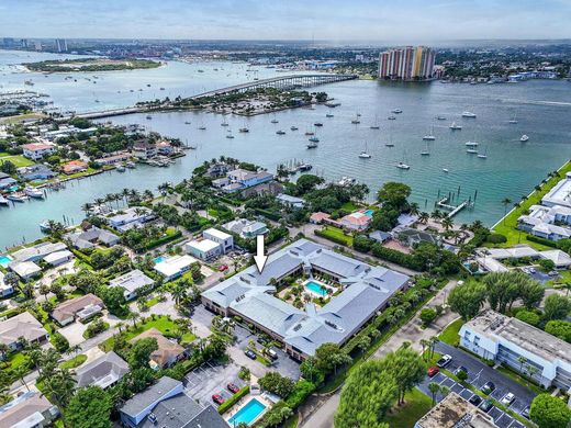 Residential complexes in Palm Beach Shores, Palm Beach