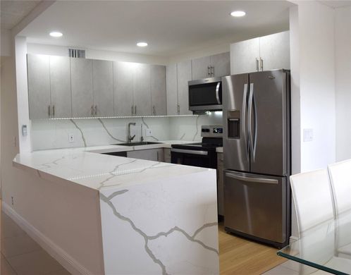 West Hollywood, Broward Countyのアパートメント・コンプレックス