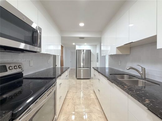 Residential complexes in Bay Harbor Islands, Miami-Dade