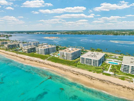 Residential complexes in Palm Beach, Florida