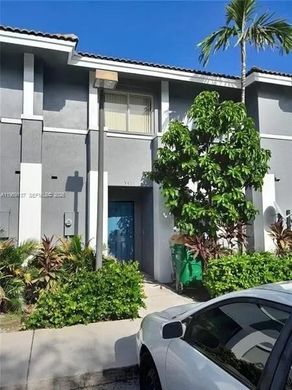 Townhouse in Pembroke Park, Broward County