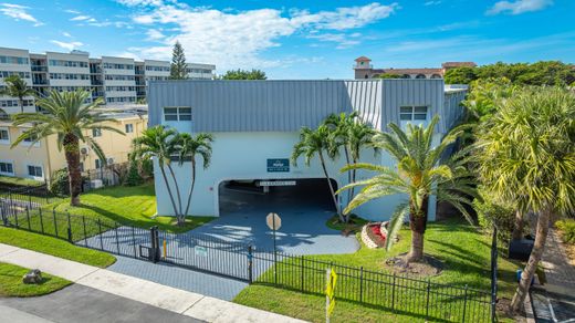 Residential complexes in Deerfield Beach, Broward County
