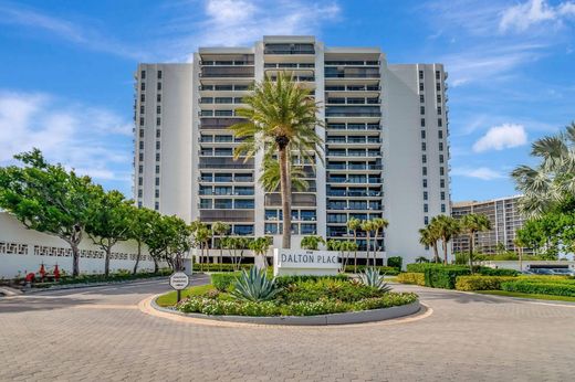 Residential complexes in Highland Beach, Palm Beach