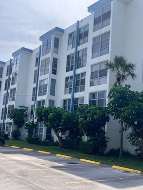Residential complexes in Sunny Isles Beach, Miami-Dade
