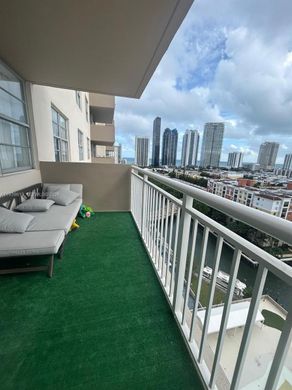 Complexes résidentiels à Sunny Isles Beach, Comté de Miami-Dade