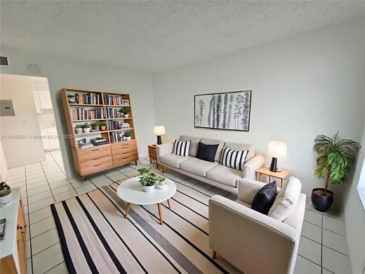 ハイアリア, Miami-Dade Countyのアパートメント・コンプレックス