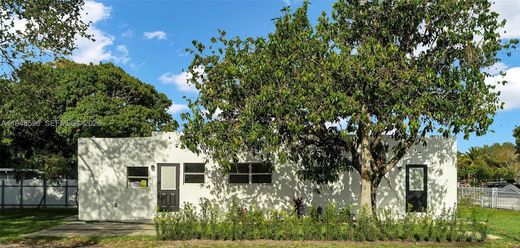 Villa in Opa-locka North  (historical), Miami-Dade