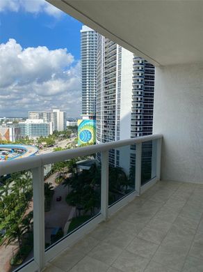 Hallandale Beach, Broward Countyのアパートメント・コンプレックス