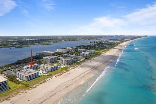 Residential complexes in Palm Beach, Florida