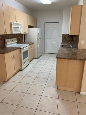 Residential complexes in Palm Springs, Palm Beach