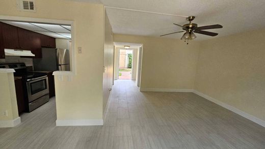Townhouse in Coral Springs, Broward County