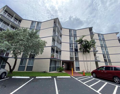 Residential complexes in Hialeah, Miami-Dade