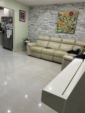 Villa - Hialeah, Miami-Dade County