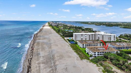 Residential complexes in Palm Beach, Florida