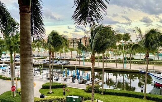 Residential complexes in Boynton Beach, Palm Beach