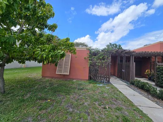 Townhouse in Pembroke Pines, Broward County