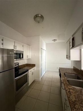 ハイアリア, Miami-Dade Countyのアパートメント・コンプレックス