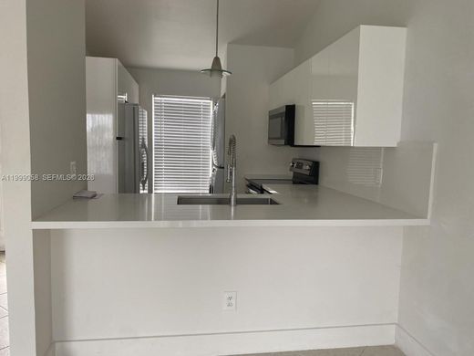Townhouse in Hallandale, Broward County