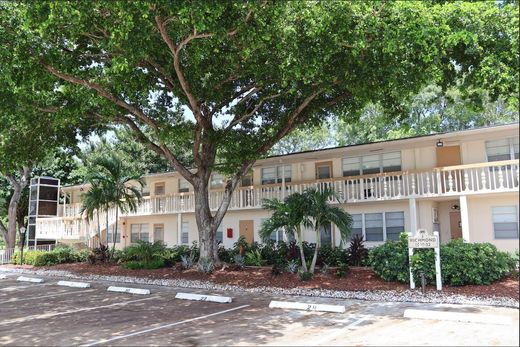 Residential complexes in Deerfield Beach, Broward County