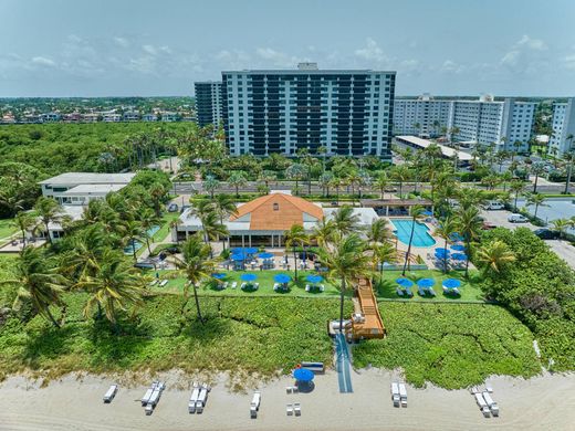 Residential complexes in Highland Beach, Palm Beach