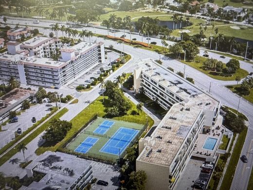 Residential complexes in Boca Raton, Palm Beach