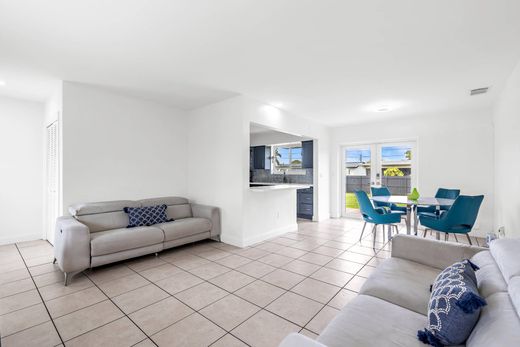 Villa - Pembroke Pines, Broward County