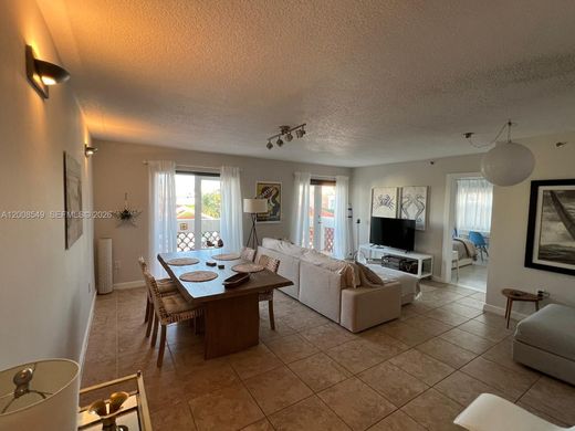 Residential complexes in Miami Beach, Miami-Dade