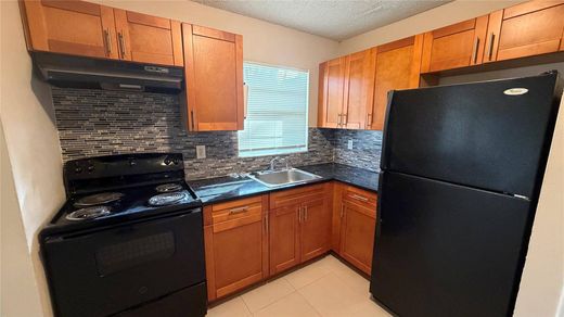 Oakland Park, Broward Countyのアパートメント・コンプレックス