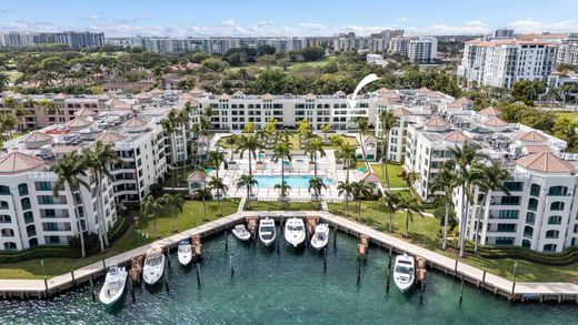 Residential complexes in Boca Raton, Palm Beach