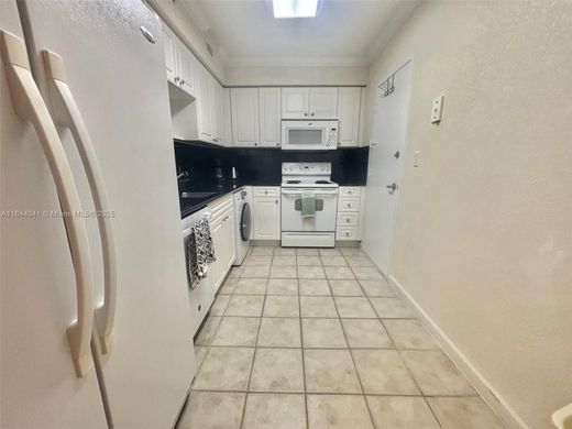 Residential complexes in Hollywood, Broward County