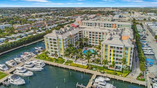 Residential complexes in Lantana, Palm Beach