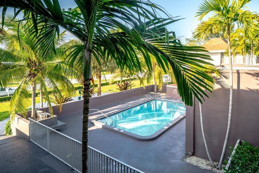 Residential complexes in Boca Raton, Palm Beach