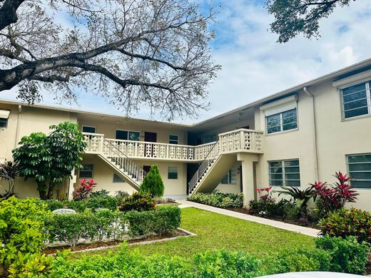 Residential complexes in Lake Worth, Palm Beach