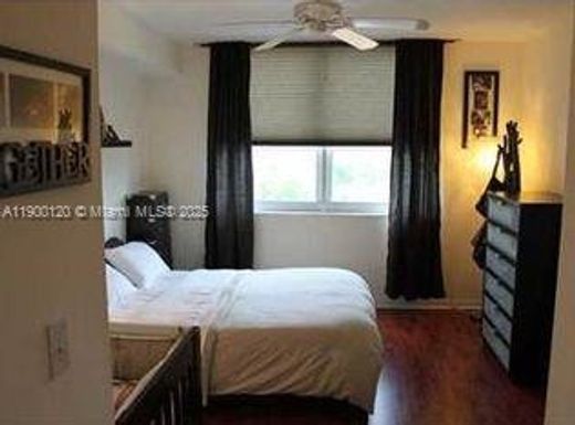 マイアミ, Miami-Dade Countyのアパートメント・コンプレックス